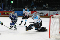 【八戸】第3ピリオド６分、ブレイズは山田（左）が3点目を挙げ、決勝ゴールとなった／Tohoku Ice Hockey Club